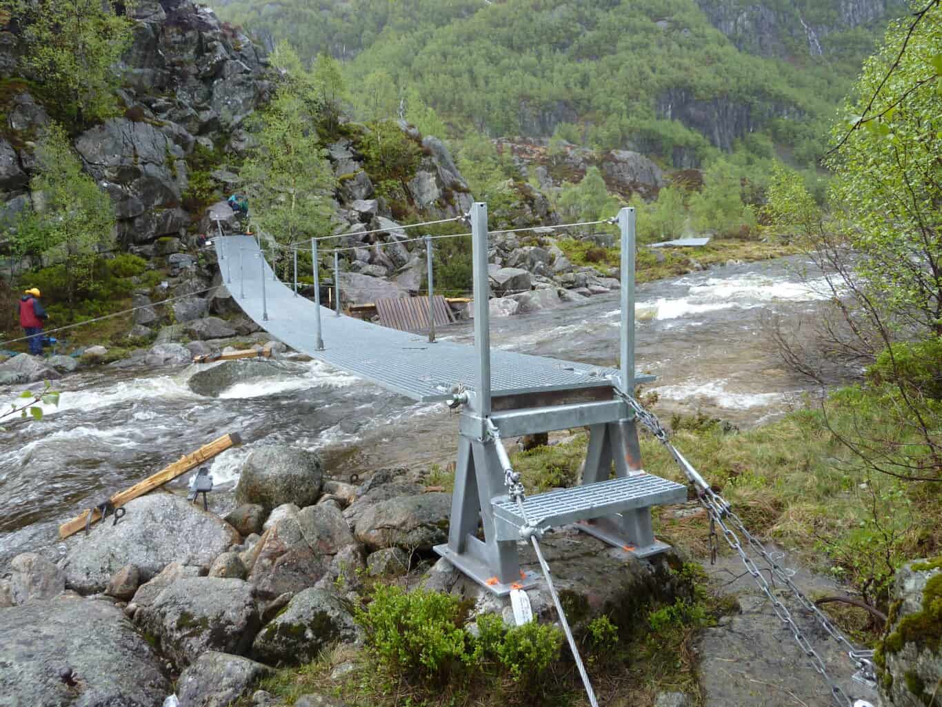 Hengebro med glassfiber-gitterrist