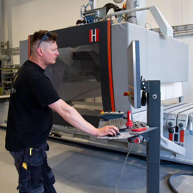 Operatør ved CNC-maskin hos Glassfiber Produkter
