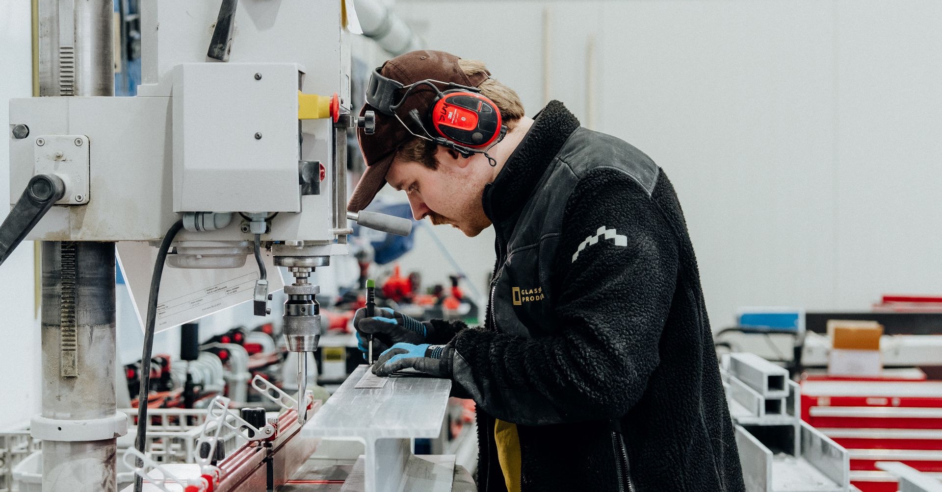 Arbeid på en glassfiber gitterrist
